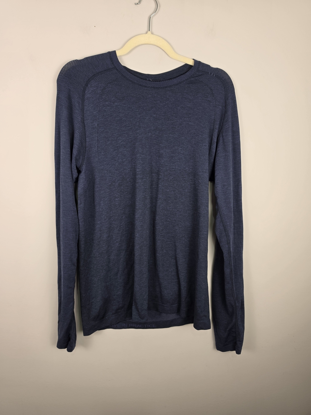 Lululemon Men's Metal Vent Long-Sleeve Crewneck Shirt Navy Size medium